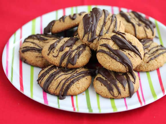 Peanut butter cookies from Jeanette's Healthy Living | featuring on Recipe Renovator